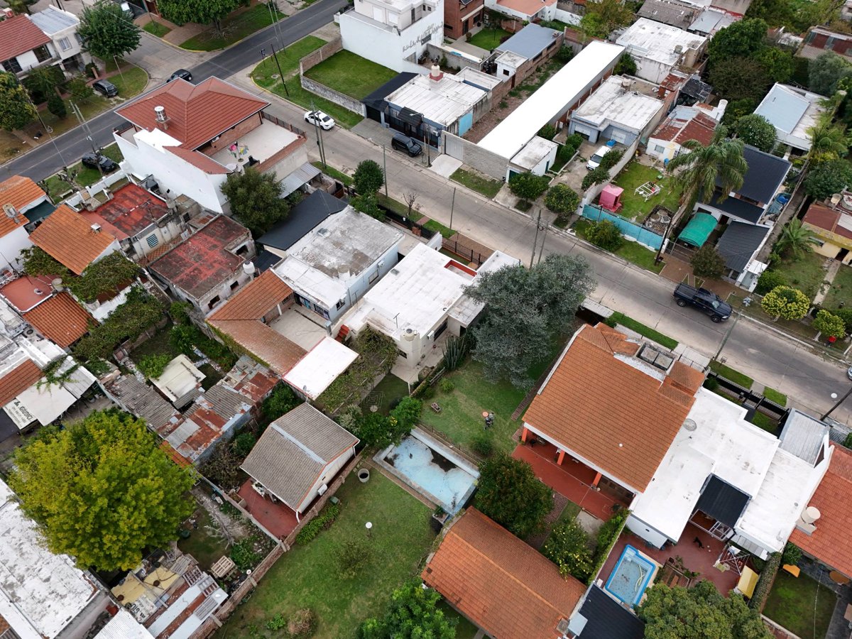 Drone 3d model of Farmacia Di Lauro Andar En Bicicleta Es Salud Aerial drone 3d model in Quilmes Oeste, Provincia De Buenos Aires, AR