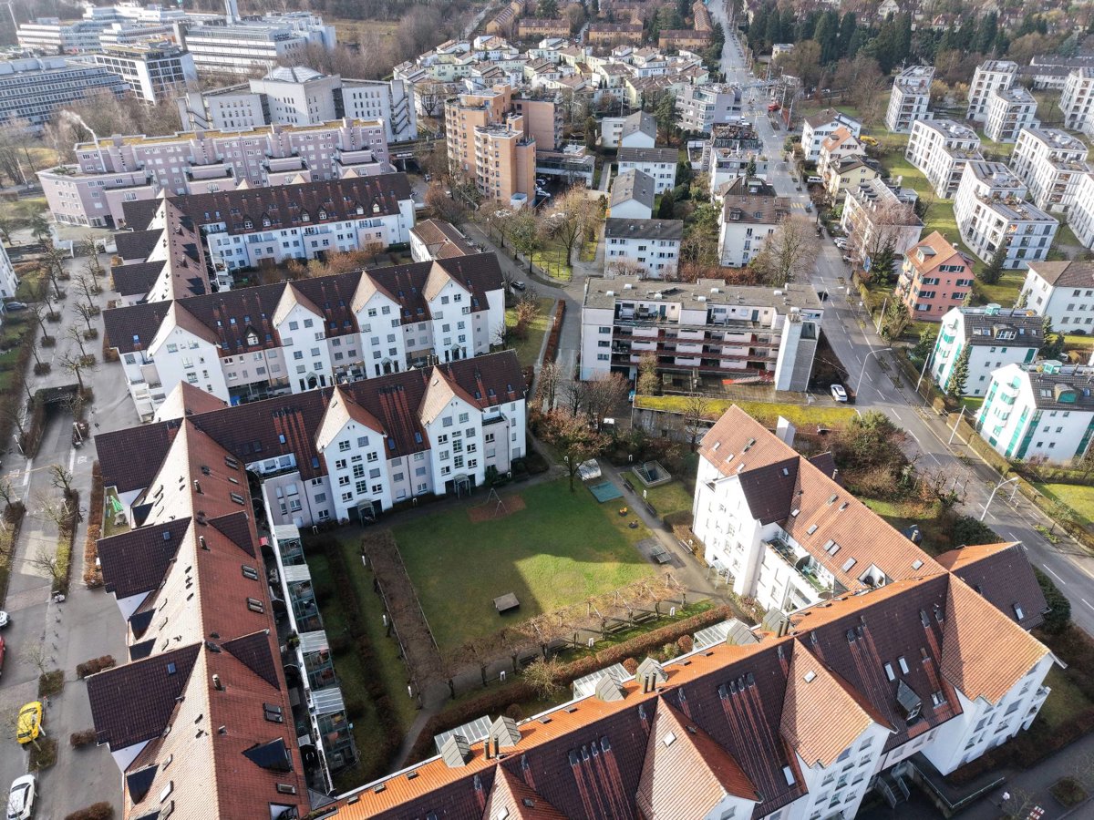Drone 3d model of Paar Eltern Familienberatung Coaching Christine Seith speziell für Krise Trauer Schicksalsschläge mehr als nur Trauerbegeitung Aerial drone 3d model in Zürich, Zh, CH