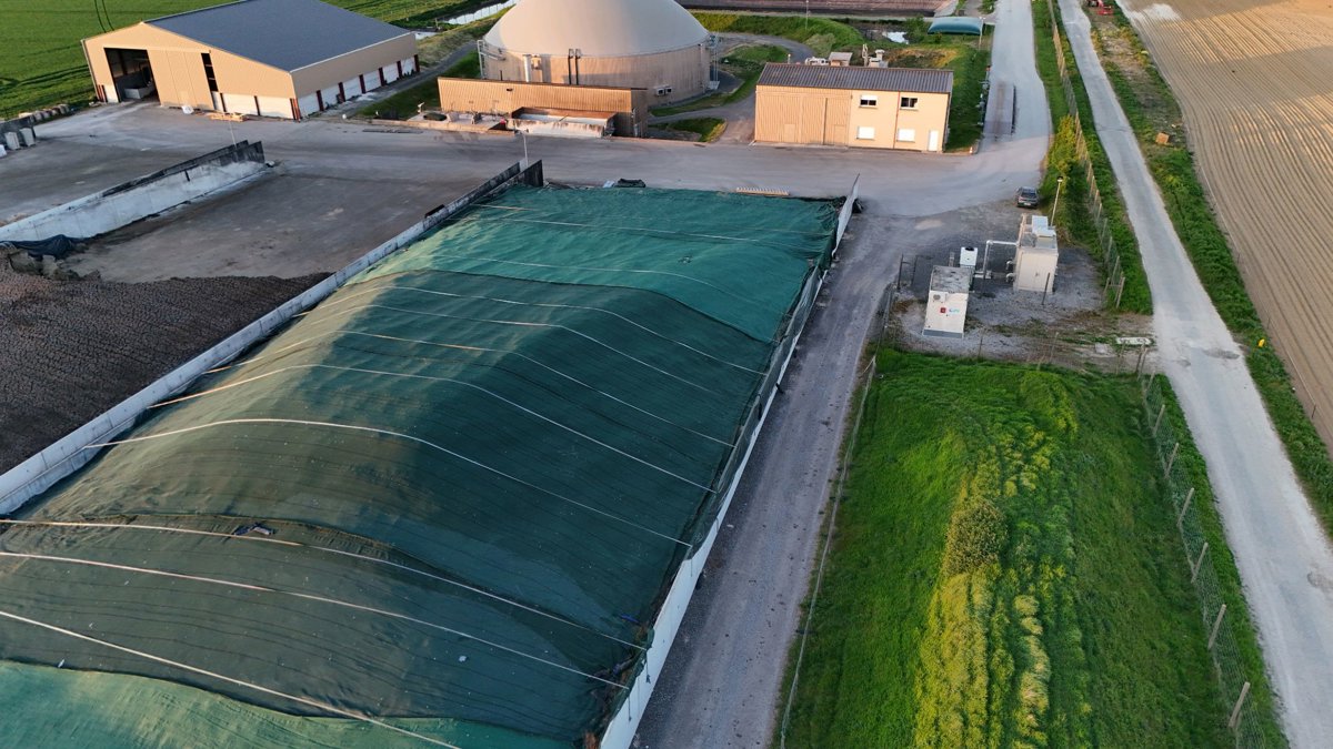 Drone 3d model of SAS Biogaz du valois Hall Event salle de reception in froids vents Aerial drone 3d model in Ève, Hauts De France, FR