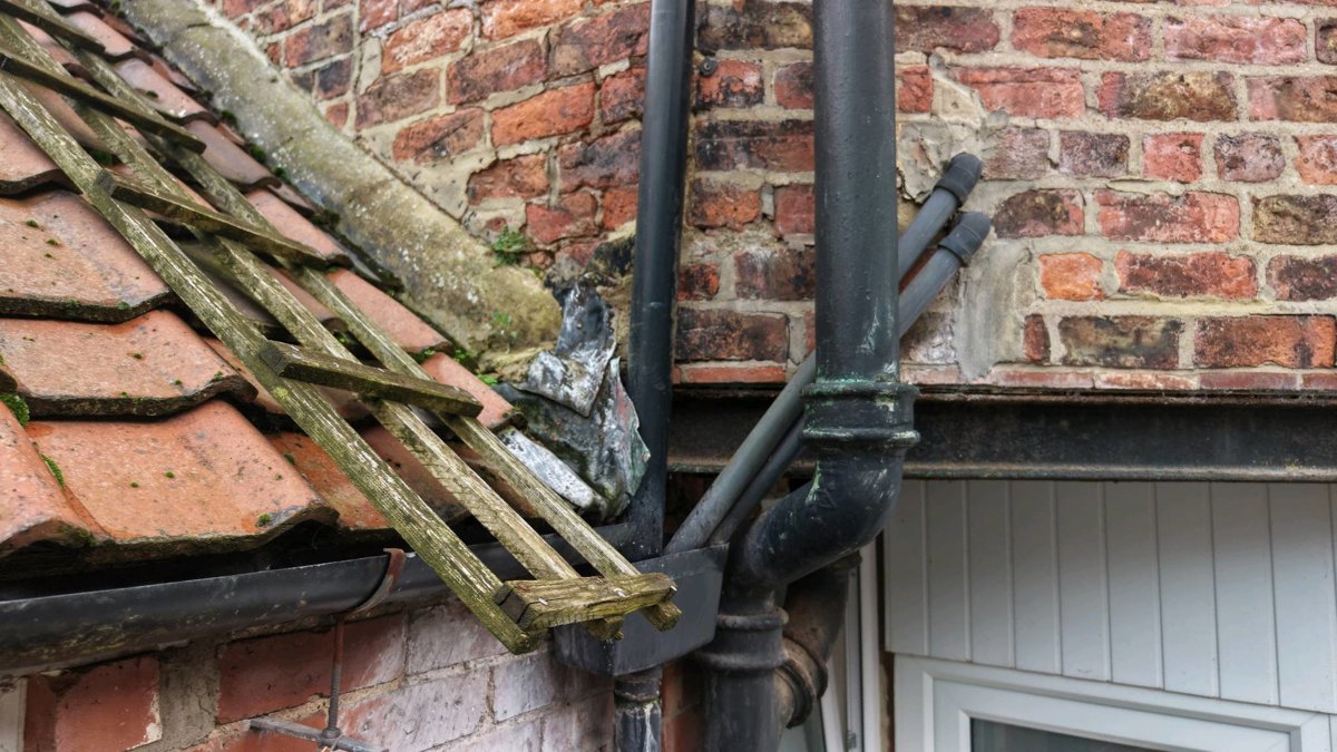 Drone 3d model of Blacksmiths Cottage The Crown Inn in the old paper Aerial drone 3d model in Brompton, England, GB