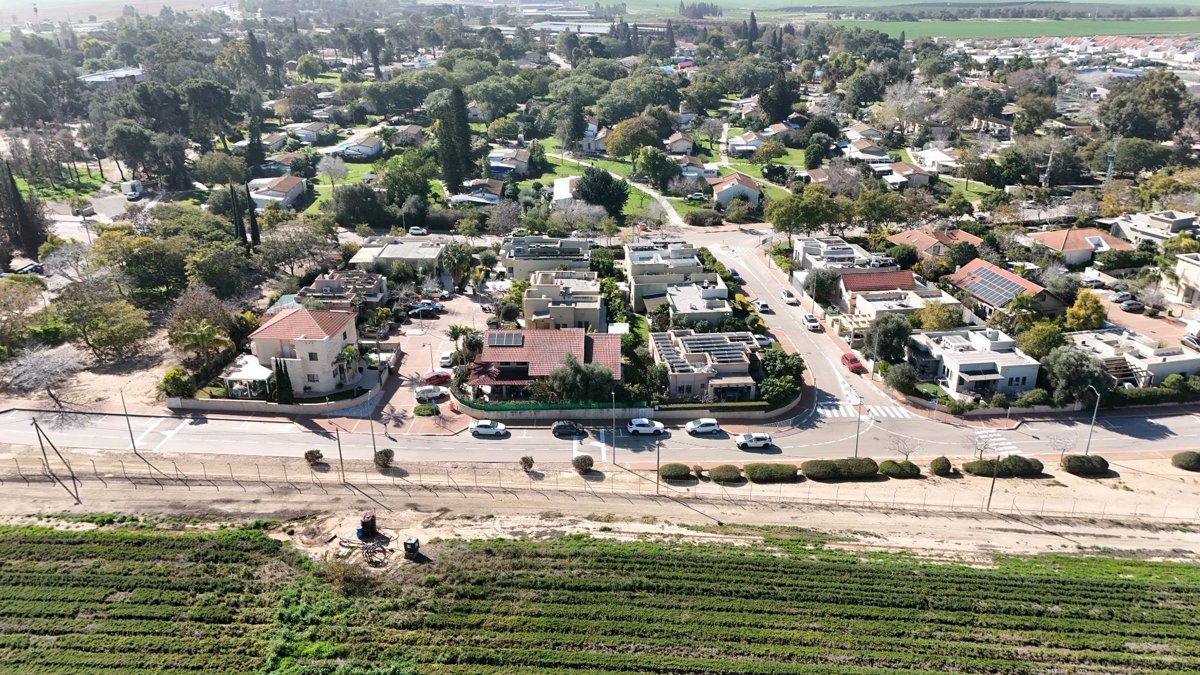 Drone 3d model of שרון בלון bomb shelter in bomb shelter Aerial drone 3d model in Beit Kama, South District, IL