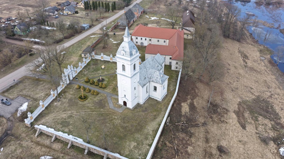 Drone 3d model of Palėvenės Šv Domininko bažnyčia apžvalgos vieta in automobilių stovėjimo aikštelė Aerial drone 3d model in Palėvenė, Panevezys County, LT