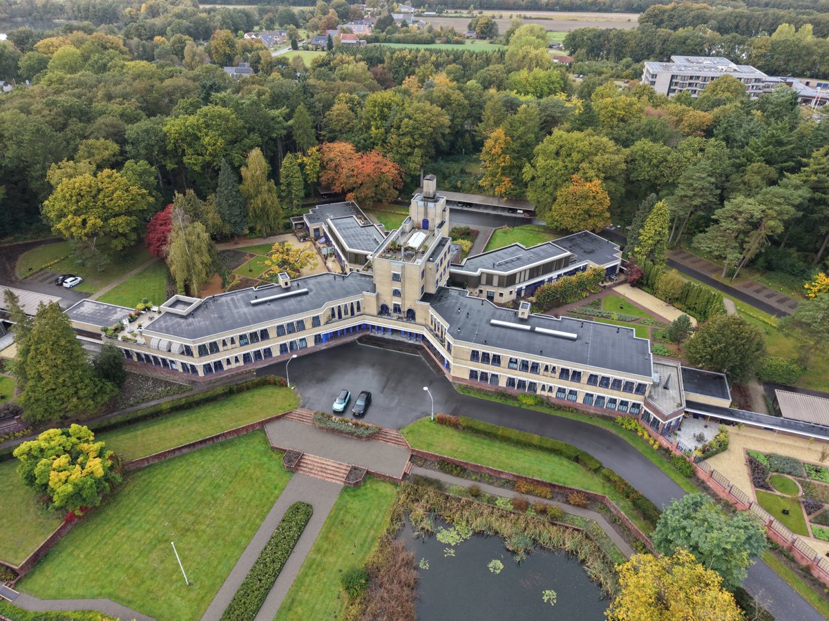 Drone 3d model of Dalton Kindcentrum Jonglaren Kinderopvang en Onderwijs Fysio Fit in westlaren tienelsweg Aerial drone 3d model in Zuidlaren, Dr, NL