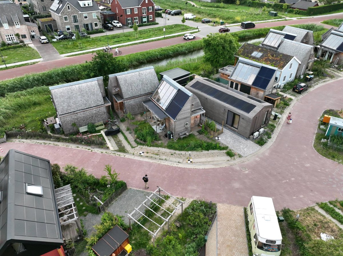 Drone 3d model of Kapsalon Wouter Robo Charge Charging Station in charging station Aerial drone 3d model in Ewijk, Ge, NL