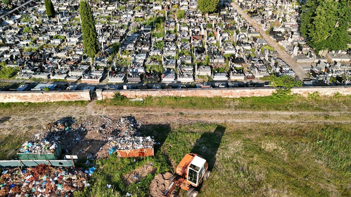 Thumbnail preview for 3D Drone Model of Cemetery Biuro Rachunkowe in Suchedniów, Wojewodztwo Swietokrzyskie, Poland