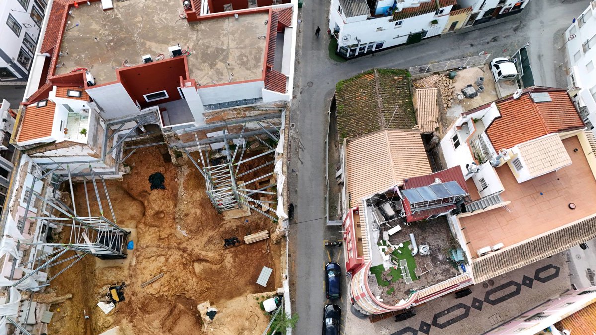 Drone 3d model of La Margherita Almaty in black and white Aerial drone 3d model in Lagos, Faro, PT