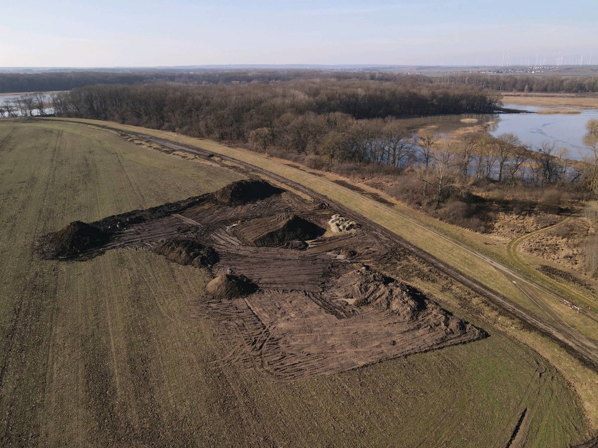 Drone 3d model of Panská Morávka Mŕtve rameno Moravy Raudazi in mŕtve rameno moravy Aerial drone 3d model in Malé Leváre, Bratislava Region, SK