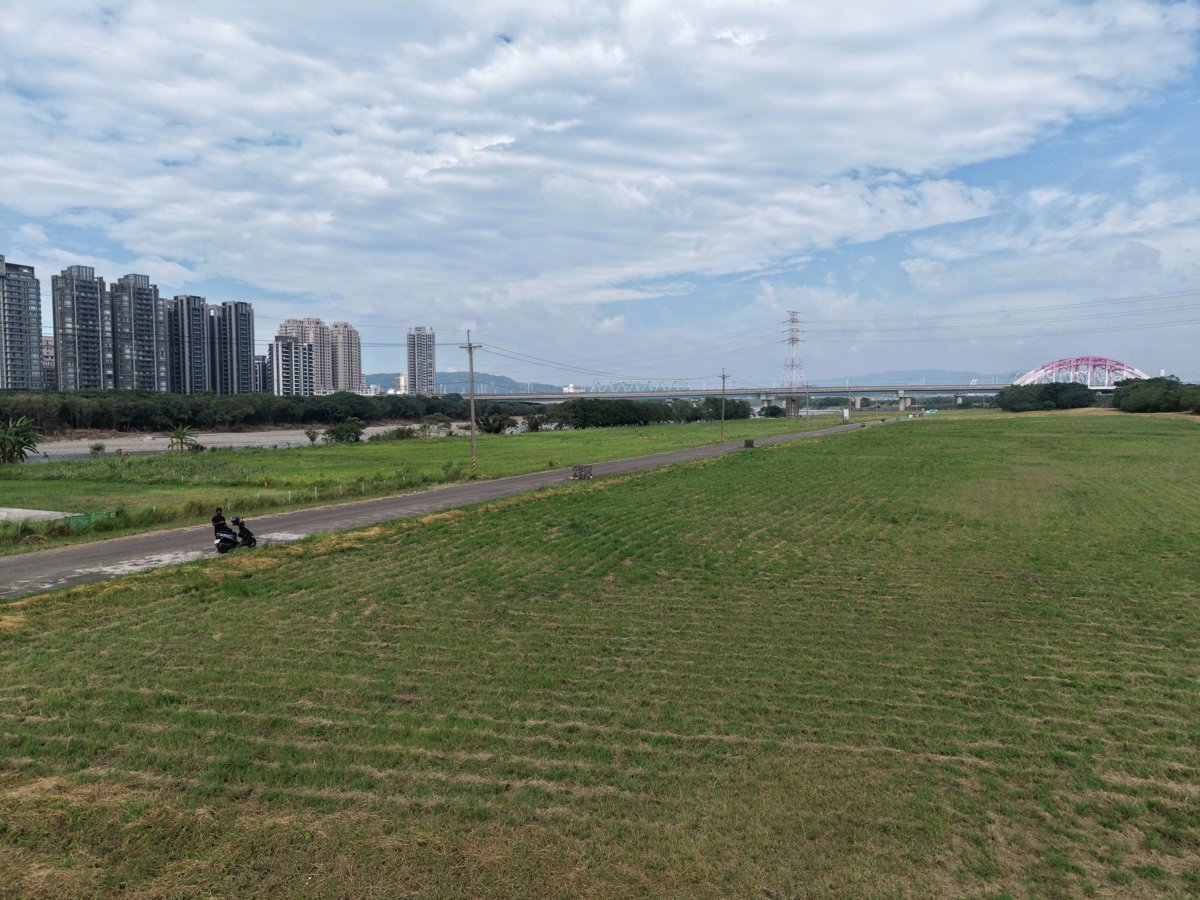 Thumbnail preview for 3D Drone Model of 新竹縣中華無人機教育發展交流協會遙控無人機術科考場 頭前溪高灘地飛場 in Zhudong Township, Hsinchu County, Taiwan