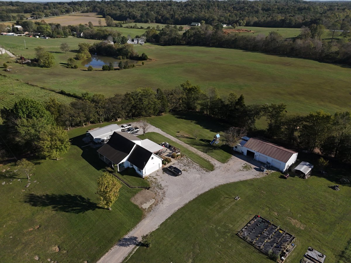 Drone 3d model of D A Automotive White Welding in logan aluminum gate Aerial drone 3d model in Lewisburg, Ky, US