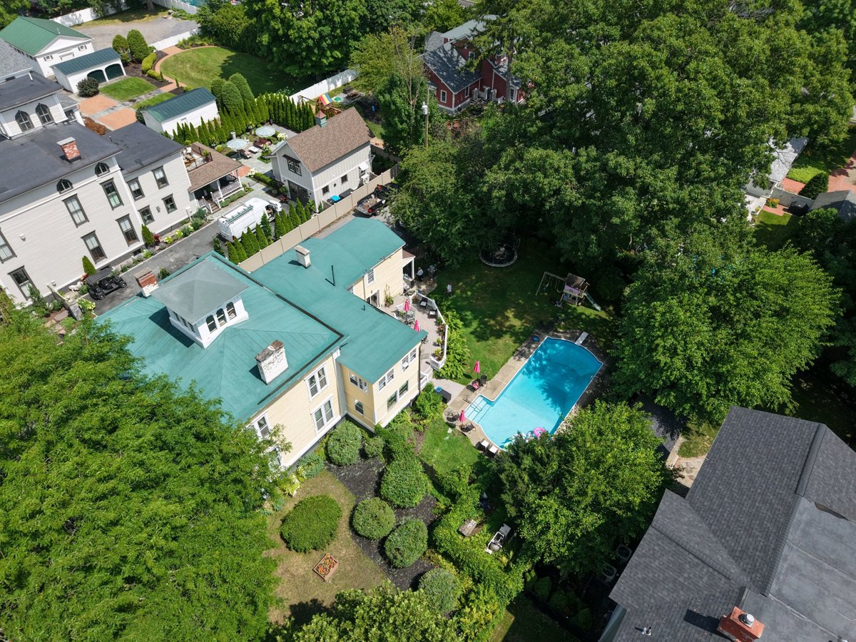 Thumbnail preview for 3D Drone Model of Leather Seal Community Court Hotel in Saratoga Springs, New York, United States