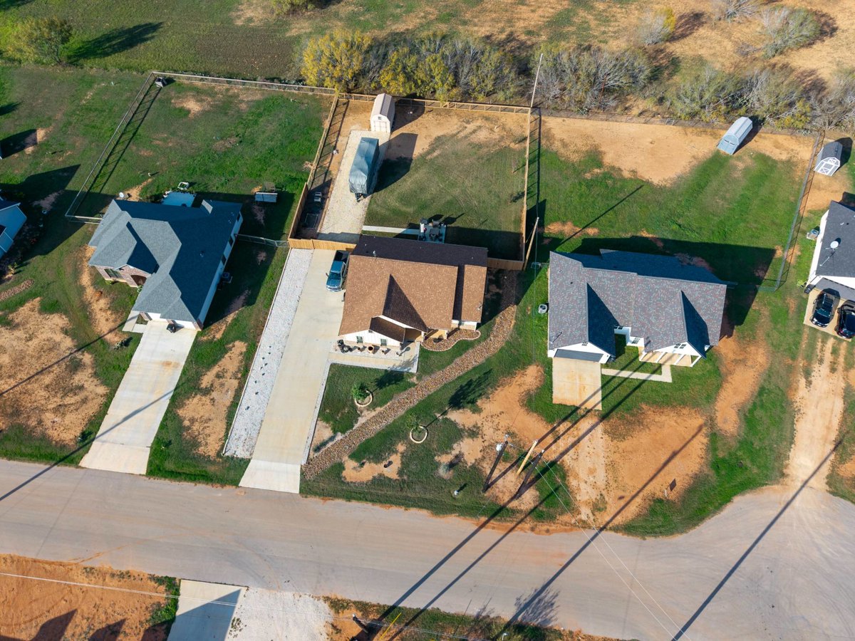 Drone 3d model of Lisa Monae LTM Salon Essentials Hair and Skin Care Company headquarters Ruly s Yard in e z mart Aerial drone 3d model in Von Ormy, Tx, US