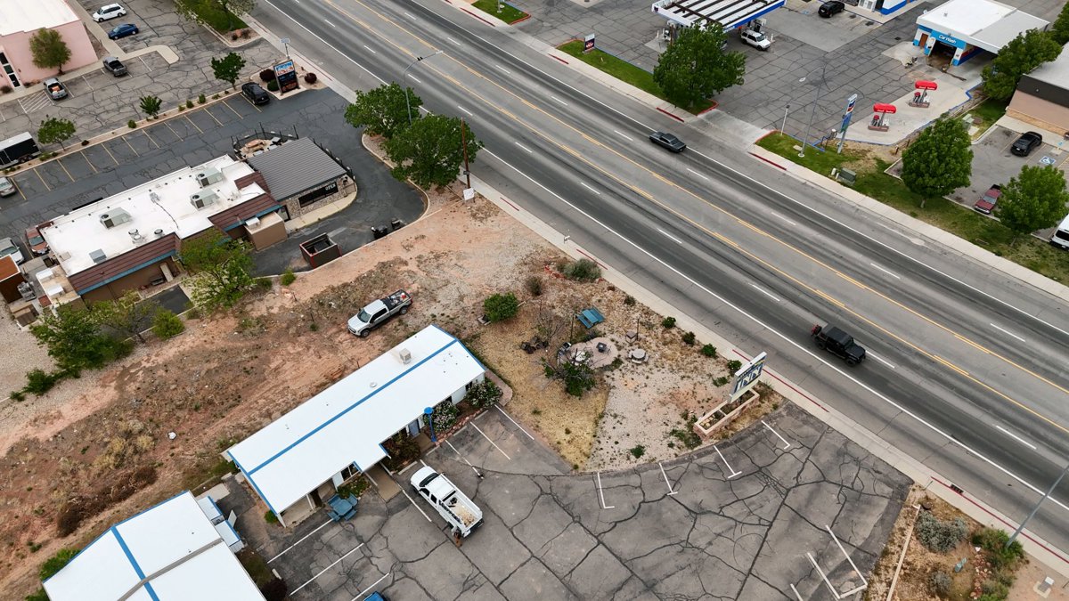 Drone 3d model of Silver Sage Inn Farm City Feed and RV Supply Propane Refill in la dolce vita Aerial drone 3d model in Moab, Ut, US