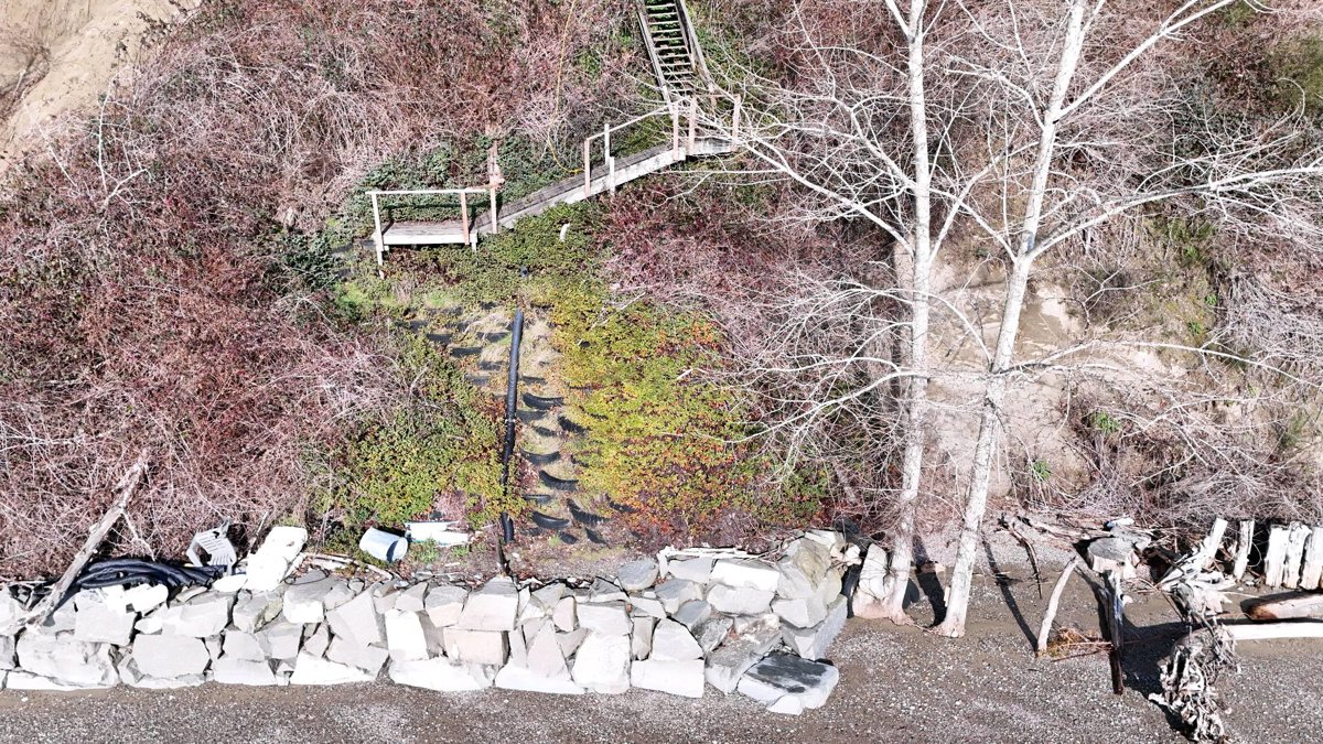 Drone 3d model of Whale s Tale Panoramic views of Mount Rainier and Henderson Bay Waterfront Home w outdoor dining fire pit in private beach seafood Aerial drone 3d model in Key Center, Wa, US